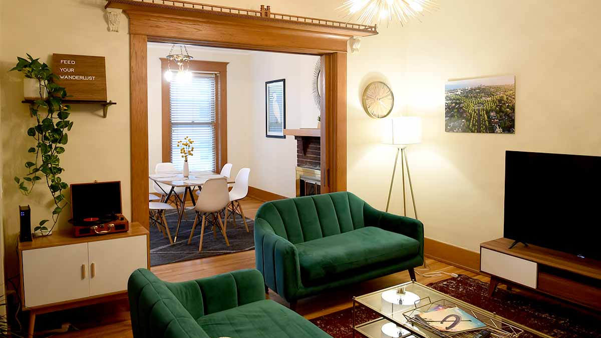 Room at the Steps from Downtown AirBNB